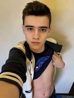 Jeune gay twink à dominer 