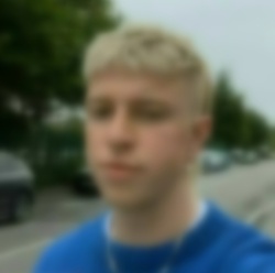 Je suis un beau blond qui a besoin d'un gros biberon