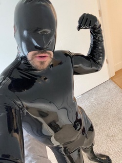 Branlette perverse pour minet gay souhaitant devenir mon jouet sexuel
