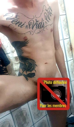 Mec viril tatoué à dominer