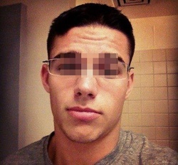 Minet gay à lunettes j'aime les gros prépuces juteux