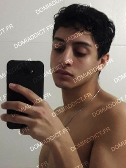 Jeune dominateur TTBM ch son objet sexuel