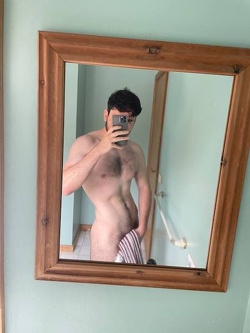 Passif Barbu à Paris : Machine à Traire les Grosses Queues – Cul Lisse & Jockstrap Prêt à l’Emploi
