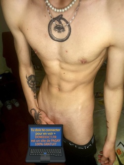 Beau gosse sexy Turc se branle sur CHATURBITE.FR