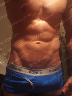 Beau Jeune homme propose massage naturiste ayurvédique à l'huile
