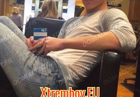 Crunch boy sexy ukrainien coiffeur à Nice soumis obéissant