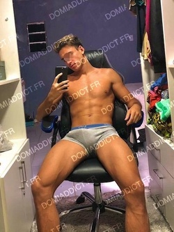 Jeune homme pour strip game avec mûr
