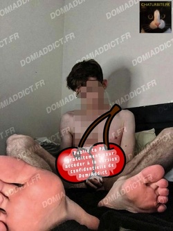 Petits pieds de mec à lécher