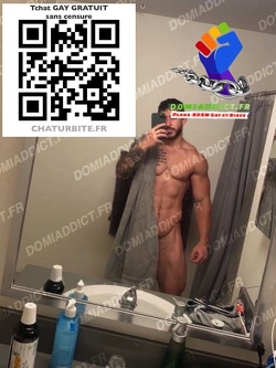 Baise en darkroom avec plein de muscle-bears