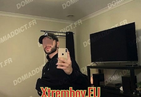 Pour mec avec gros pecs et longue bite