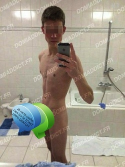 Tournante gay humide et pleine de jus dans ma SDB