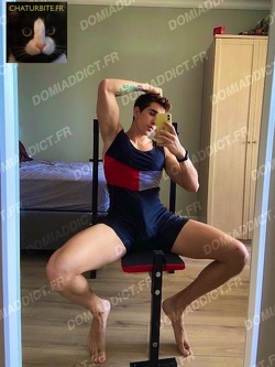 Beau gosse musclé en lycra pour domi