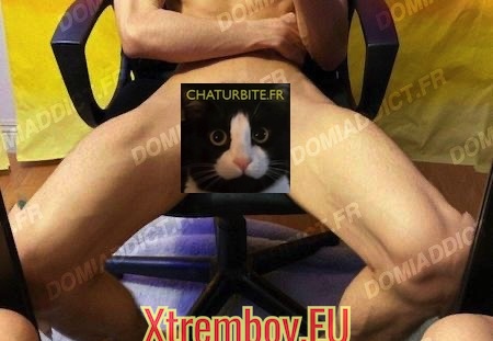 Jeune grand brun mince