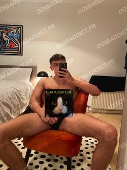 Passif au beau corps pour mise à nu au sex-shop de Lille