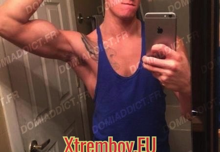 Homme sportif et autoritaire pour un jeune homme gentil