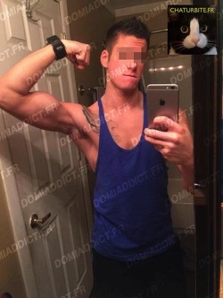 Homme sportif et autoritaire pour un jeune homme gentil
