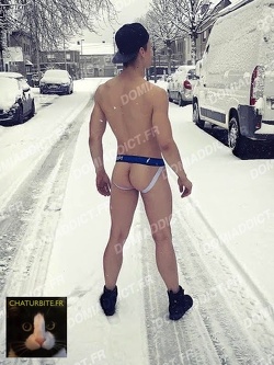Si vous trouviez un jeune homme nu sur votre parking, vous feriez quoi ?