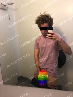 Beau et jeune homme pour des jeux de rôles