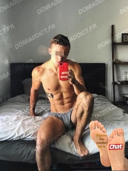 Beaux pieds sexy pour fétichiste attentionné