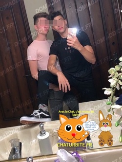 Beau couple de mecs baise devant homme généreux