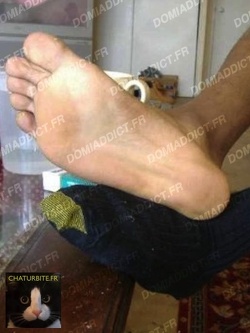 Un feet young boy