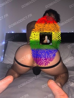 Petite pute en recherche de grosses bites chez moi