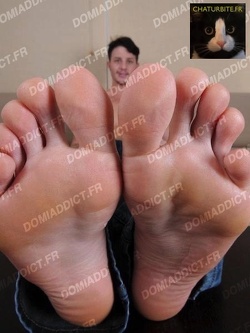 Mec qui aime les pieds de mec