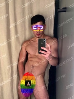 Escort BDSM à Paris : Jeune homme ouvert et polyvalent pour moments intenses en Île-de-France