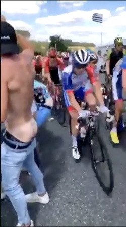Claques sur les fesses pendant le Tour de France : Un coureur se fait punir le cul en public – Vidéo choc