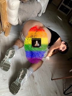 Minet gay à grosse bite, imberbe et rasé pour edging gay